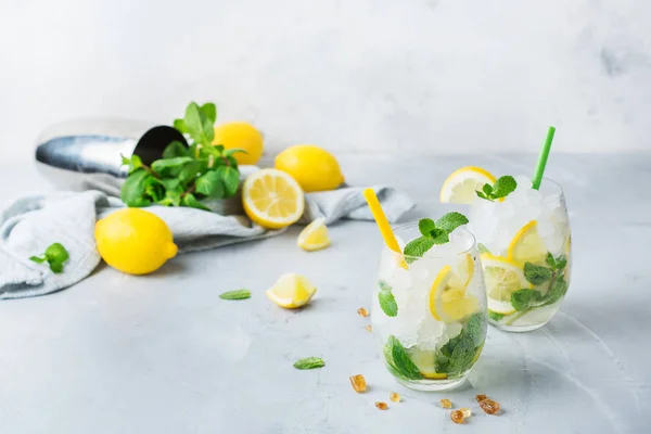 Coquetel de mojito de álcool frio, bebida longa, limonada — Fotografia de Stock