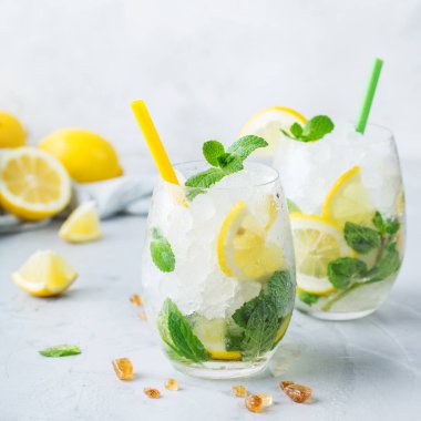 Soğuk alkol mojito kokteyl, uzun bir içki içecek, limonata