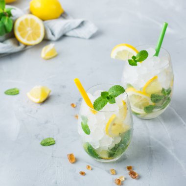 Soğuk alkol mojito kokteyl, uzun bir içki içecek, limonata