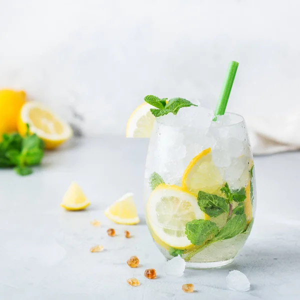 Cold alcohol mojito cocktail, long drink beverage, lemonade — Stock Photo, Image