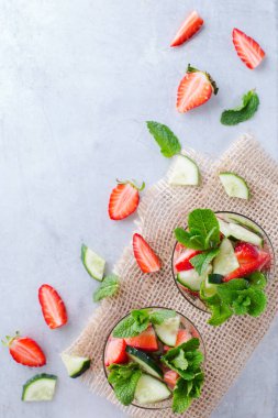 Salatalık çilek nane taze infüzyon su Detoks içki kokteyl limonata