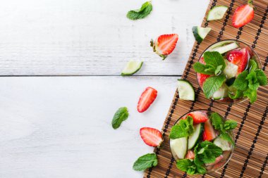 Salatalık çilek nane taze infüzyon su Detoks içki kokteyl limonata