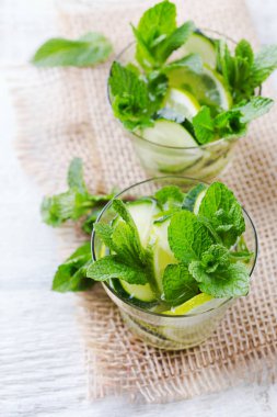 Sağlık, fitness, sağlıklı beslenme kavramı. Taze serin salatalık limon nane infüzyon su, kokteyl, detoks içecek, limonata bahar yaz gün