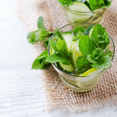Sağlık, fitness, sağlıklı beslenme kavramı. Taze serin salatalık limon nane infüzyon su, kokteyl, detoks içecek, limonata bahar yaz gün