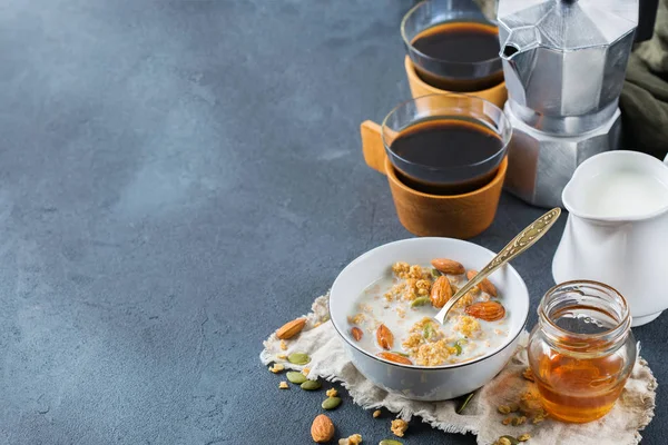 Sarapan dengan kopi hitam muesli granola susu kacang madu — Stok Foto