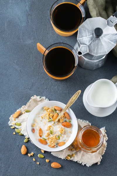 ブラック コーヒー ミューズリー グラノーラ蜂蜜ナッツ ミルクで朝食します。 — ストック写真