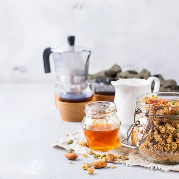 健康的な食事栄養食品のコンセプト 蜂蜜ナッツ ミルクと早朝の朝食のためのブラック コーヒーと自家製ミューズリー グラノーラ モダンなミニマリズムのスタイルの背景 — ストック写真