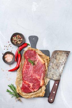 Ham sığır eti biftek yemek için hazır baharat ile