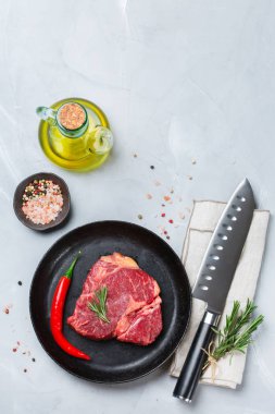 Ham sığır eti biftek yemek için hazır baharat ile