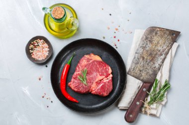 Ham sığır eti biftek yemek için hazır baharat ile