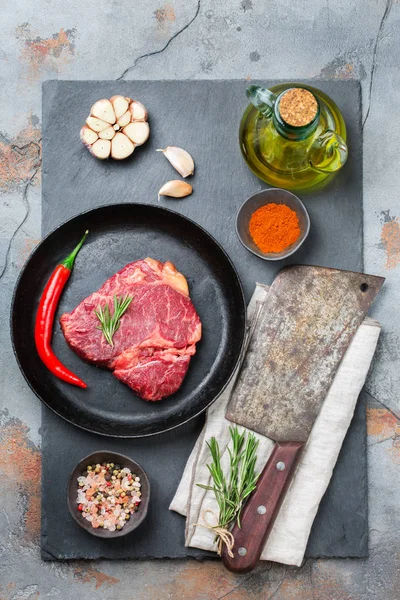 Rauwe biefstuk met kruiden klaar voor het eten koken — Stockfoto