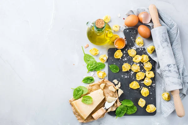 Comida e ingredientes italianos, tortellini hecho a mano con espinacas y queso — Foto de Stock