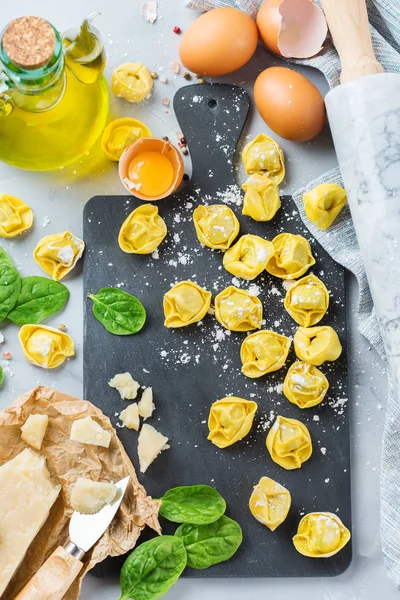 이탈리아 음식과 재료, 시금치와 치즈와 수 제 토르 텔 리 니 — 스톡 사진