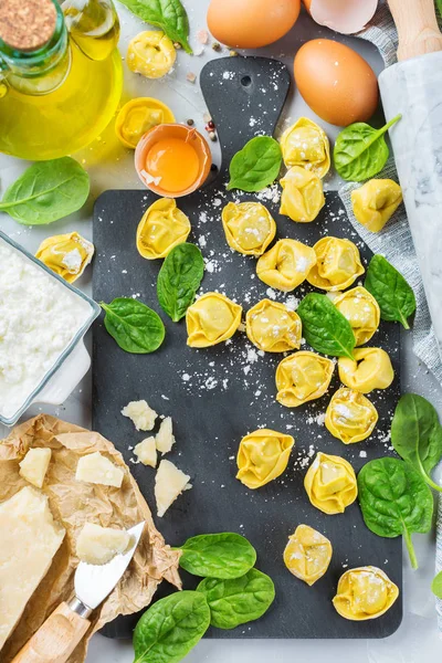 Nourriture et ingrédients italiens, tortellini artisanal aux épinards et ricotta — Photo