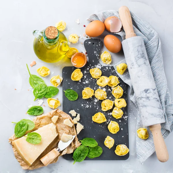 Comida e ingredientes italianos, tortellini artesanal com espinafre e queijo — Fotografia de Stock