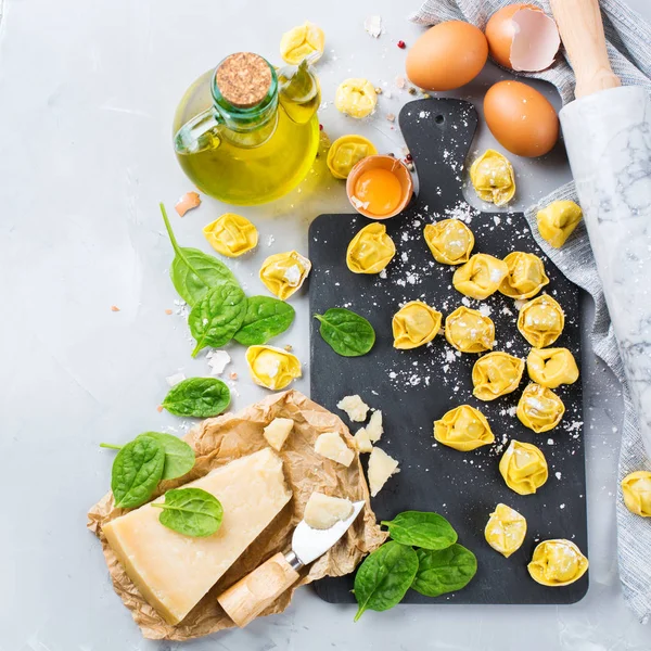 이탈리아 음식과 재료, 시금치와 치즈와 수 제 토르 텔 리 니 — 스톡 사진