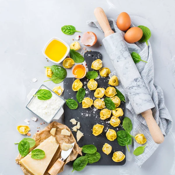 Comida e ingredientes italianos, tortellini artesanal com espinafre e ricota — Fotografia de Stock