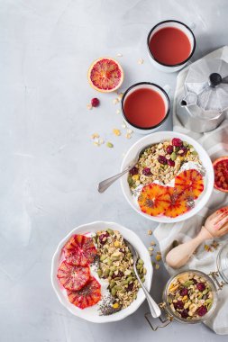 Sağlıklı sabah kahvaltı granola yoğurt kan portakal ile