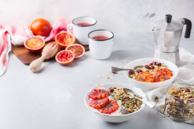 Sağlıklı sabah kahvaltı granola yoğurt kan portakal ile