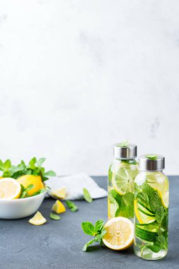 Taze serin limon salatalık nane suyu Detoks içecek infüzyon