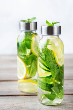 Taze serin limon salatalık nane suyu Detoks içecek infüzyon