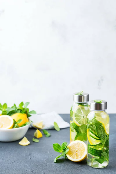 Fresco fresco limone cetriolo menta infuso acqua disintossicazione bevanda — Foto Stock