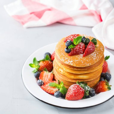 Yiyecek ve içecek, Natürmort, sağlıklı beslenme kavramı. Çilek ve şeker ile kahvaltıda ev yapımı krep yığını. Işık mutfak arka plan