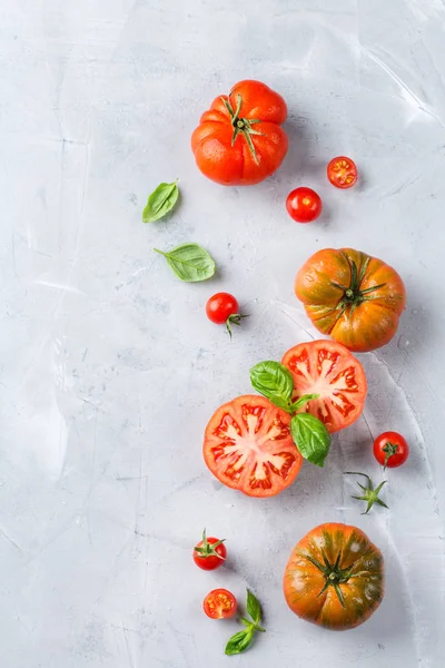 다양 한 테이블에 익은 유기 농부 빨간 토마토 — 스톡 사진