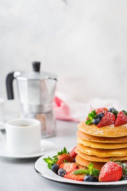 Çilek ile kahvaltıda ev yapımı krep yığını
