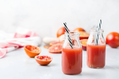 Taze kırmızı kan portakal suyu bir şişe