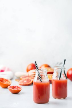 Taze kırmızı kan portakal suyu bir şişe