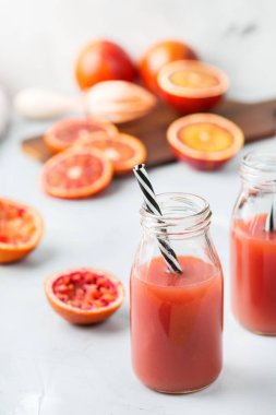 Taze kırmızı kan portakal suyu bir şişe