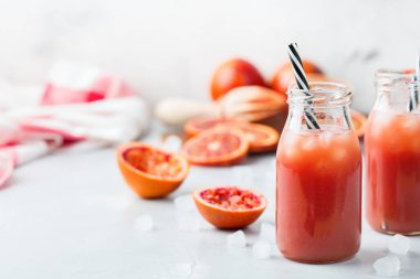 Taze kırmızı kan portakal suyu bir şişe