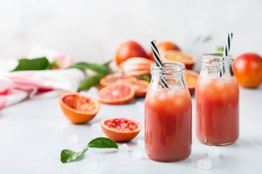 Taze kırmızı kan portakal suyu bir şişe