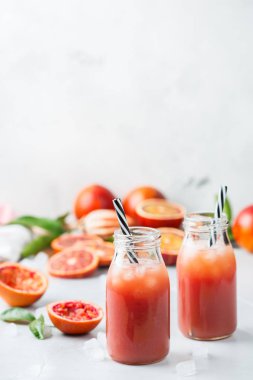 Taze kırmızı kan portakal suyu bir şişe