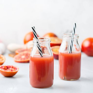 Taze kırmızı kan portakal suyu bir şişe