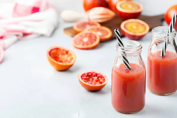 Свежий красный сок апельсина крови в бутылке — стоковое фото