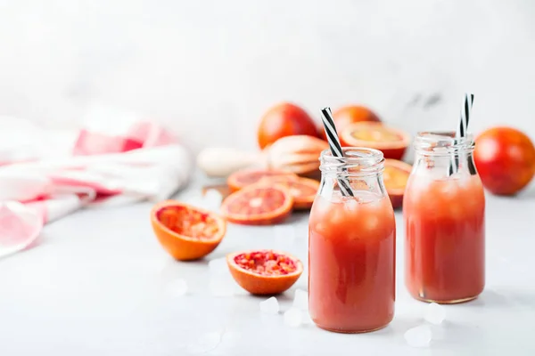 Свежий красный сок апельсина крови в бутылке — стоковое фото