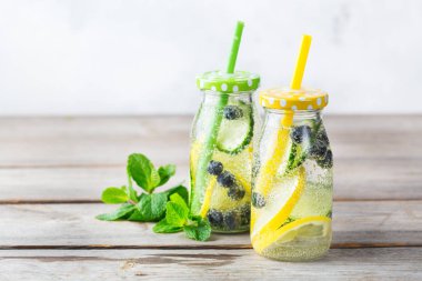 Taze serin limon salatalık berry suyu Detoks içecek infüzyon