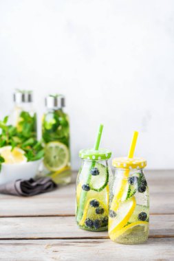 Taze serin limon salatalık berry suyu Detoks içecek infüzyon