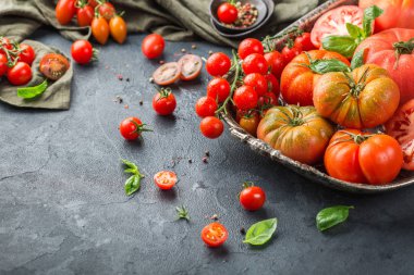 Olgun organik çiftçi kırmızı domates bir tabloda ürün yelpazesine