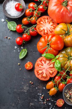 Olgun organik çiftçi kırmızı domates bir tabloda ürün yelpazesine