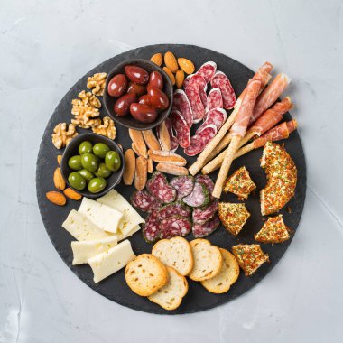 İspanyolca tapas veya etli İtalyan antipasti ürün yelpazesine