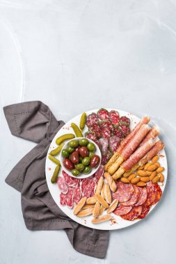 Natürmort, gıda ve içecek, tatil kavramı. İspanyolca tapas veya İtalyan antipasti et, salam, zeytin, peynir, fındık ve bir masada ekmek. En iyi görünüm düz yatıyordu kopya alan arka plan