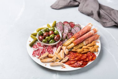 Natürmort, gıda ve içecek, tatil kavramı. İspanyolca tapas veya İtalyan antipasti et, salam, zeytin, peynir, fındık ve bir masada ekmek