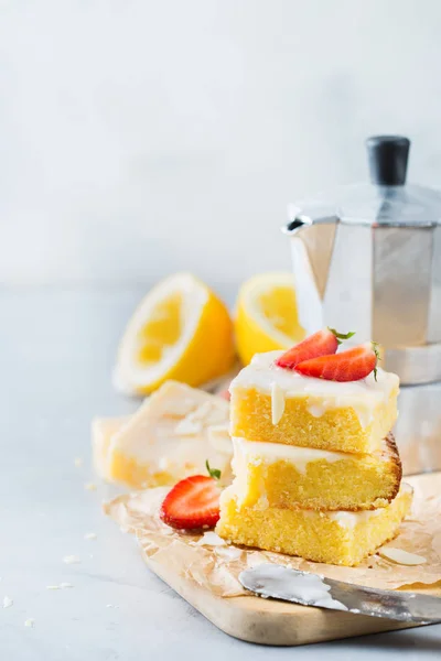 Еда Завтрак Teatime Концепция Домашнее Лимонное Печенье Белой Глазурью Кухонном — стоковое фото