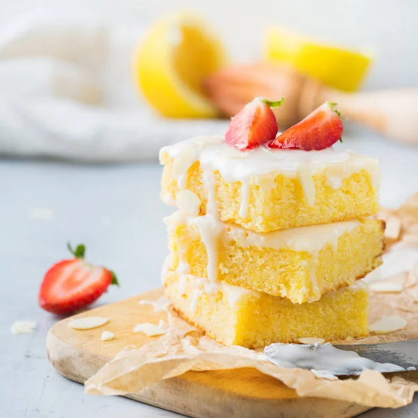 早餐茶的概念 自制柠檬玉米粥在厨房桌上放上白色糖衣 — 图库照片