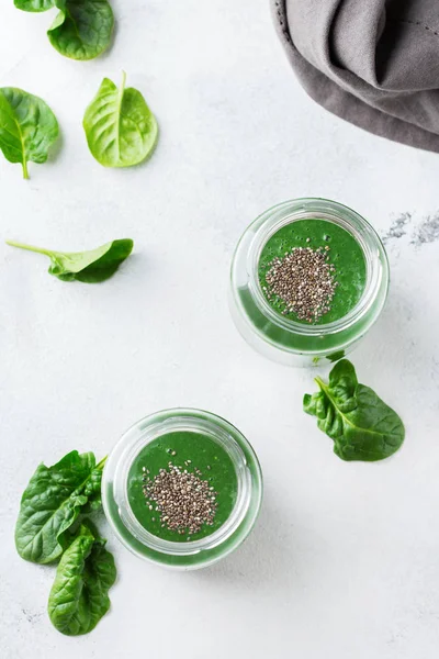 食べ物や飲み物 ダイエット 栄養の概念 ほうれん草の健康的な緑ビーガン スムージー葉 夏の日のデトックスのスピルリナとチアの種子 トップ フラット レイアウト背景を表示 — ストック写真