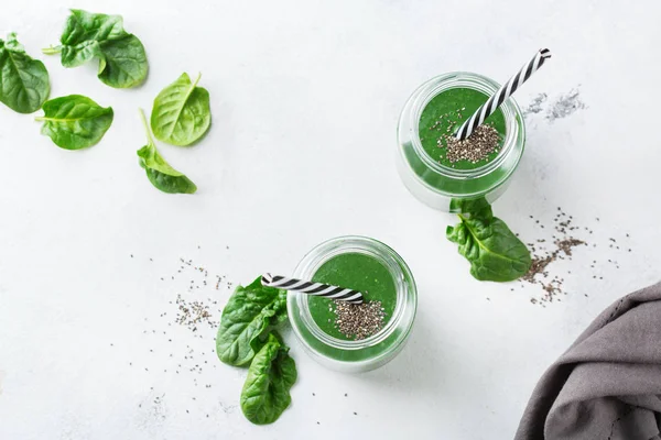 食べ物や飲み物 ダイエット 栄養の概念 ほうれん草の健康的な緑ビーガン スムージー葉 夏の日のデトックスのスピルリナとチアの種子 トップ フラット レイアウト背景を表示 — ストック写真