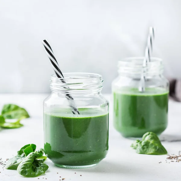食べ物や飲み物 ダイエット 栄養の概念 ほうれん草の健康的な緑ビーガン スムージー葉 夏の日のデトックスのスピルリナとチア種子 — ストック写真